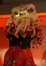 Xia Quan leeuwendans voor "Danhua 20th Anniversary Celebration" Erasmus Paviljoen